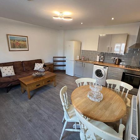 A Spacious Flat Кардифф Экстерьер фото