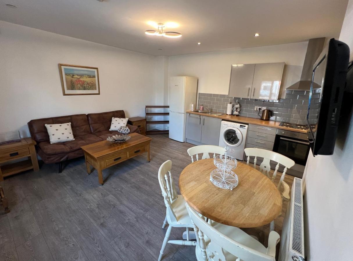 A Spacious Flat Кардифф Экстерьер фото